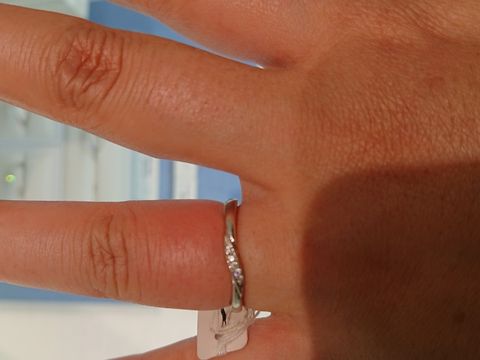 【4℃ BRIDAL(ヨンドシーブライダル)の口コミ】 細身のウェーブで、シンプルなのにダイヤがついてて、プラチナ純度99%でし…