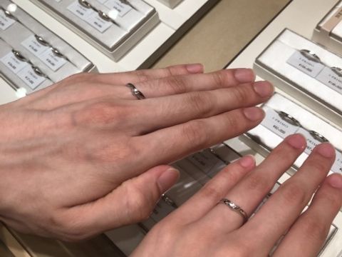 【アイプリモ(I-PRIMO)の口コミ】 ダイヤモンドが中に埋め込まれているデザインで、全面にはダイヤモンドは…