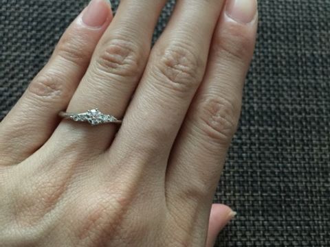 【銀座ダイヤモンドシライシの口コミ】 指が長く細く見える形と、結婚指輪との相性が良かったため。結婚指輪がス…