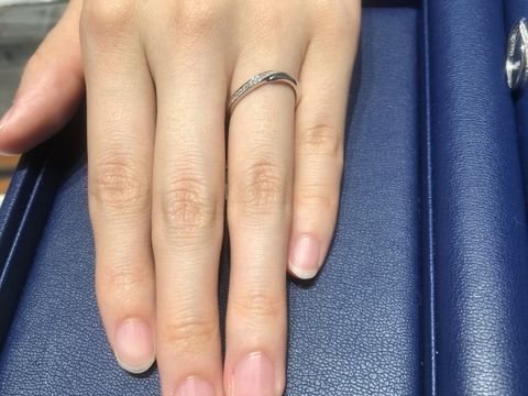【銀座ダイヤモンドシライシの口コミ】 この指輪は動きのあるタイプで、薬指から小指にかけて流れているようなデ…