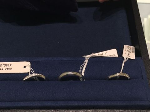 【4℃ BRIDAL(ヨンドシーブライダル)の口コミ】 男女共にシンプルなデザインが多いかなという印象でした。私たちはストレ…