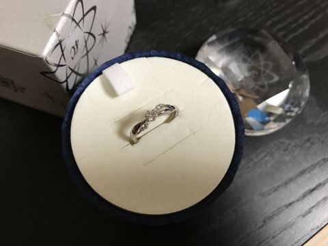【4℃ BRIDAL(ヨンドシーブライダル)の口コミ】 指輪が正面でクロスしていて、かつストーンが散りばめられたデザインが素…
