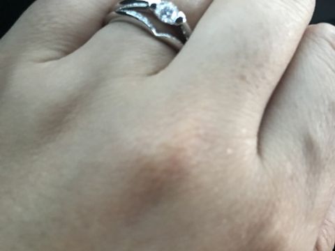 【GALA JEWELRY(ガラジュエリー)の口コミ】 普段使いできるツメのない埋め込みデザインにしました。ニットも引っかか…