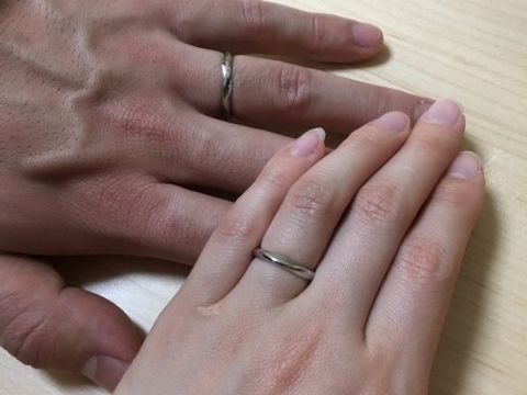 【俄(にわか)の口コミ】 2人で全く同じ形の指輪が良かった為色々と探して、他にはないシンプルなが…