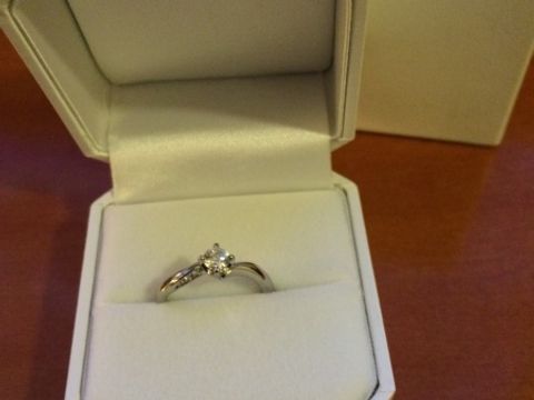 【4℃ BRIDAL(ヨンドシーブライダル)の口コミ】 ストレートタイプではなくカーブがかかっているタイプなので、つけたとき…