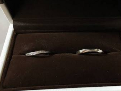 【アイプリモ(I-PRIMO)の口コミ】 二人とも指がふっくらしている為、カーブがかかったこのデザインは指がと…