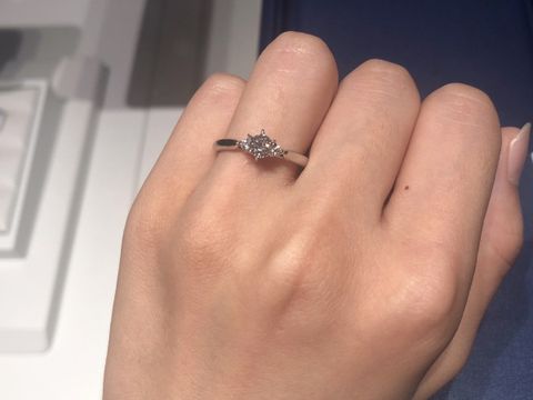 【銀座ダイヤモンドシライシの口コミ】 シンプルすぎず、華やかすぎず丁度いいデザインです。サイドビューがとに…