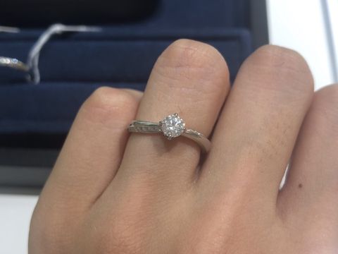 【4℃ BRIDAL(ヨンドシーブライダル)の口コミ】 センターの4本爪が凄く細かくてダイヤモンドの形を綺麗に見せてくれるデザ…