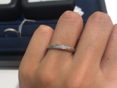 【4℃ BRIDAL(ヨンドシーブライダル)の口コミ】 リングのボリュームが丁度いいです。
また、ダイヤモンドの数が調整出来る…