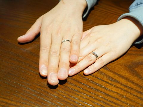 【LEGAN(レガン)の口コミ】 少し、ウェーブがかかっており小さいダイヤが5つほど真ん中に並んでいる指…