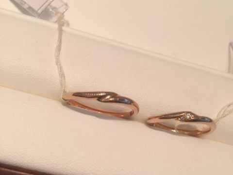 【ナカニワ　ファインダイヤモンドの口コミ】 こちらのリングは手と手を取り合っているようなデザインになっています。…