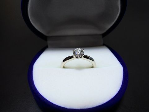 【GALA JEWELRY(ガラジュエリー)の口コミ】 ソリティアタイプで、両脇が細くなっているもの、そして石座の高さのある…