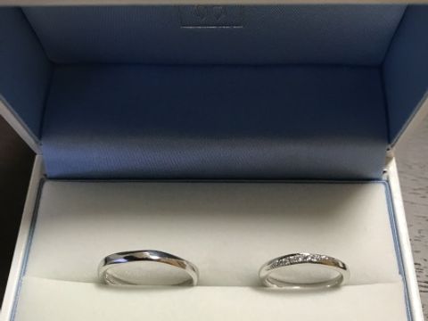 【GALA JEWELRY(ガラジュエリー)の口コミ】 婚約指輪とセットでつけられる結婚指輪がよくて斜めにラインが入っている…