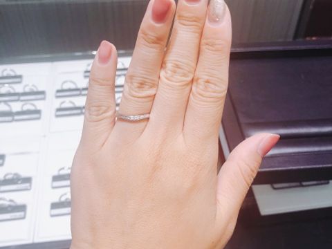 【ラザール ダイヤモンド(LAZARE DIAMOND)の口コミ】 私はハーフエタニティで探しており、緩いV字とダイヤモンドの輝きのキレイ…