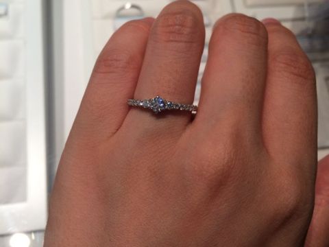 【銀座ダイヤモンドシライシの口コミ】 メレダイヤがセンターのダイヤを引き立てていて、とても可愛いデザインで…