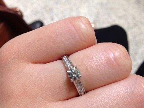 【カルティエ(Cartier)の口コミ】 昔から憧れていた赤い箱の婚約指輪を貰いたくて、ブランドはここに決めて…