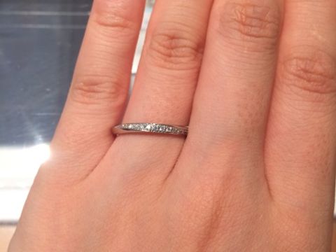 【銀座ダイヤモンドシライシの口コミ】 リボンが一周巻きついて見えてどこにもないデザインでとても可愛いです。…