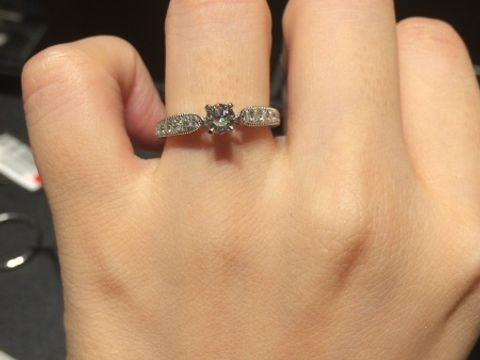 【エクセルコダイヤモンド(EXELCO DIAMOND)の口コミ】 ダイヤモンドが花、リング全体を花冠をイメージしていて、とても大人っぽ…