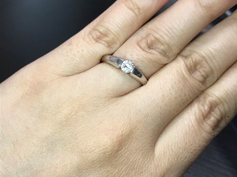 【ジュエリーツツミ(JEWELRY TSUTSUMI)の口コミ】 婚約指輪は一粒ダイヤの物がいいと思い、立爪めデザインの指輪などいろい…
