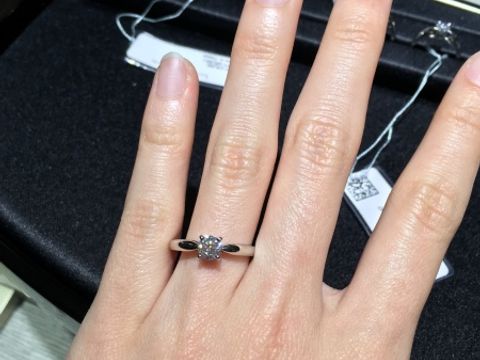 【ティファニー(Tiffany & Co.)の口コミ】 結婚指輪を先に決めていたため、それに合う指輪でこちらになった。王道な…
