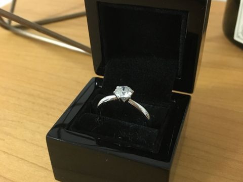 【カオキ　ダイヤモンド専門卸直営店の口コミ】 こちらが指定したサイズ(彼女の誕生日と同じサイズ)のダイヤモンドをわざ…