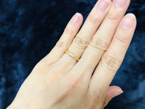 【エクセルコダイヤモンド(EXELCO DIAMOND)の口コミ】 購入する前から指輪はYGにすると主人と決めておりました。何軒か下見に行…