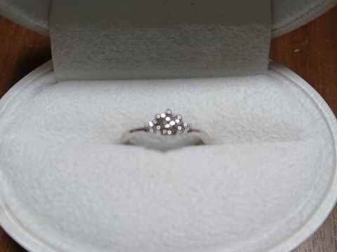 【Foulason(フレゾン)の口コミ】 v字になっており、指が綺麗にみえるところが気に入りました。また、台座が…