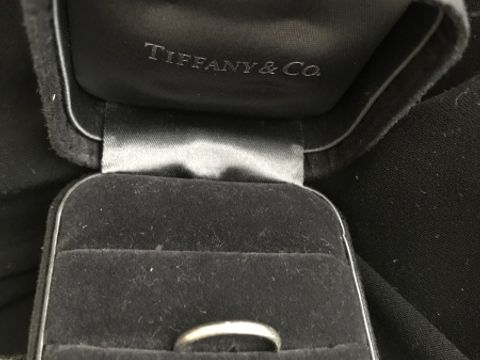【ティファニー(Tiffany & Co.)の口コミ】 婚約指輪と合わせるのにシンプルなデザインをさがしておりました。
価格も…