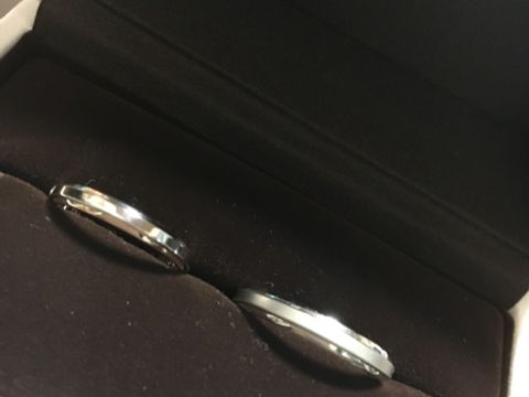 【アイプリモ(I-PRIMO)の口コミ】 ペアで色違いのデザインが可愛くて一目惚れしました。女性の方はピンクゴ…