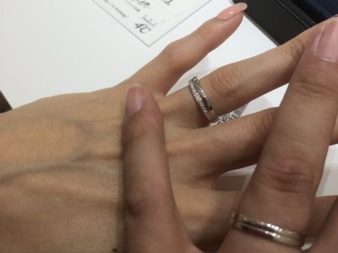 【4℃ BRIDAL(ヨンドシーブライダル)の口コミ】 女性の方は二段になっていて、下段にダイヤモンドがエタニティのように1列…