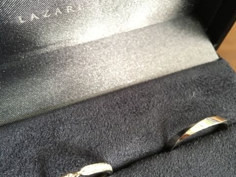 【ラザール ダイヤモンド(LAZARE DIAMOND)の口コミ】 婚約指輪がトルチェッロでダイヤが多いものだったため、これに似合うタイ…