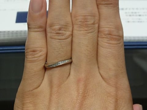 【エクセルコダイヤモンド(EXELCO DIAMOND)の口コミ】 似たデザインの指輪を他のブランドでも試着してみましたが、ラインの滑ら…
