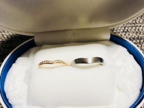 【１／ｆ エフブンノイチの口コミ】 婚約指輪と一緒にした時に合うような結婚指輪を探していました。
私はピン…