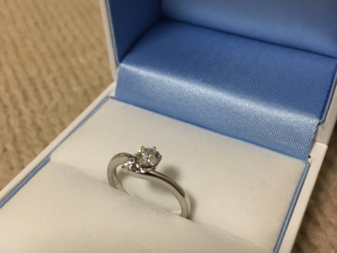 【GALA JEWELRY(ガラジュエリー)の口コミ】 ダイヤが1つだけでなく、小さな宝石も付いているため、ボリュームがますた…