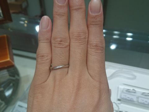 【Douxmiere bijou SOPHIA(ドゥミエール ビジュソフィア)の口コミ】 小指にむかってゆるやかにカーブするラインが、指なじみのいいハーフエタ…