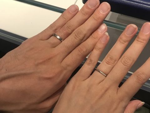 【銀座ダイヤモンドシライシの口コミ】 シンプルかつ可愛いデザインに一目惚れしました。
一見、ペアに見えないリ…