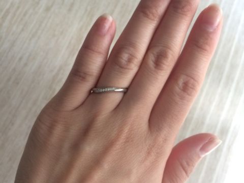 【4℃ BRIDAL(ヨンドシーブライダル)の口コミ】 指輪をして指を閉じた時に、ストレートタイプよりも、カーブがかかってい…