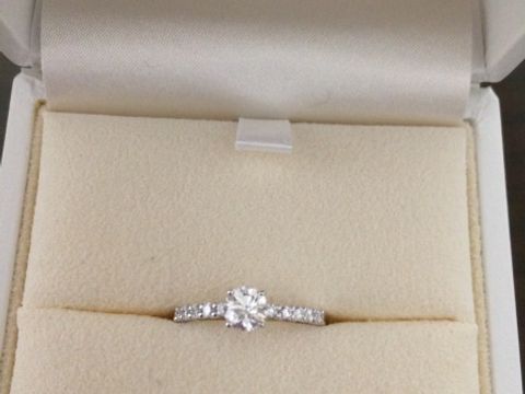 【TASAKI(タサキ)の口コミ】 大きい石の両方のサイドにもダイヤがあってデザインが可愛いかったので決…