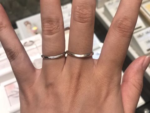 【MILK&Strawberry(ミルクアンドストロベリー)の口コミ】 薄いピンクのダイヤモンドと、普通のダイヤモンドが交互に並んでいる指輪…