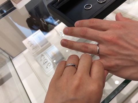 【THE KISS(ザ・キッス)の口コミ】 デザインが優しい感じが多いと思います。他と比べて滑らかなデザインな感…