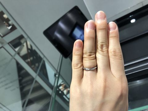 【ラザール ダイヤモンド(LAZARE DIAMOND)の口コミ】 しっかりとした作りのデザインでした。男の方も重厚感があるデザインで付…