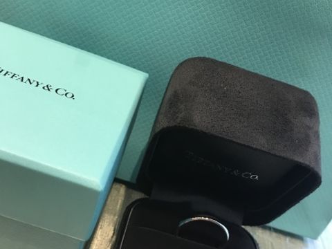 【ティファニー(Tiffany & Co.)の口コミ】 ラインはストレートで、一粒ダイヤもしくはハーフエタニティで探していま…