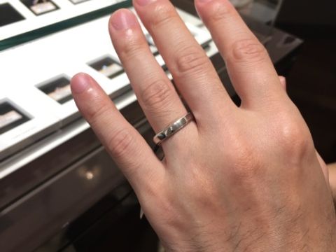 【ROCCA(ロッカ)の口コミ】 普段指輪を着けない彼の指にどんな指輪が似合うのか分からず、たまたま着…