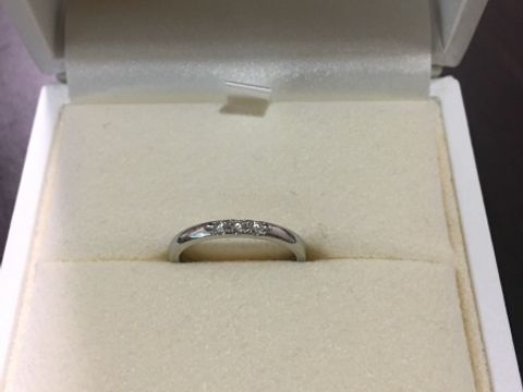 【MIKIMOTO(ミキモト)の口コミ】 シンプルながらも、ダイヤモンドが3つ並んでいて、高級感もあるデザインに…