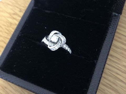 【ブシュロン(BOUCHERON)の口コミ】 ザ・婚約指輪！的ではないところが気に入った。指輪の名前でデザインにも…