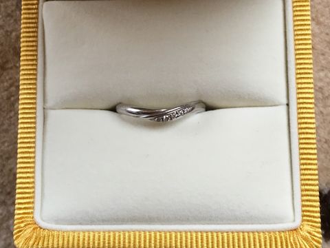 【ケイウノ ブライダル(K.UNO BRIDAL)の口コミ】 指が短いことがコンプレックスですが、緩やかなカーブを描く形と流れるよ…