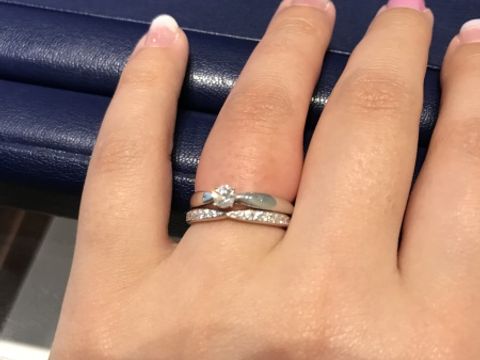 【銀座ダイヤモンドシライシの口コミ】 婚約指輪が引き立つ指輪が良くて、真ん中がへこんでてエタニティリングが…
