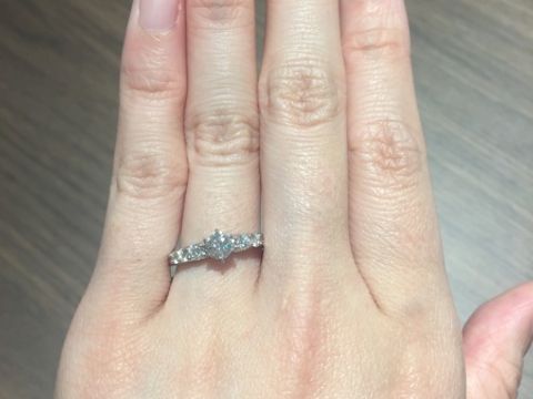 【ROYAL ASSCHER(ロイヤル・アッシャー)の口コミ】 有名ブランドやカッターズブランドをなど比較し、ダイヤの綺麗さにこだわ…