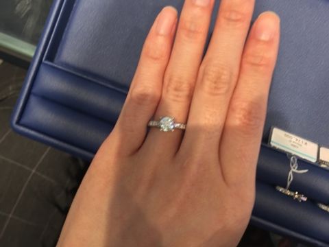 【ラザール ダイヤモンド(LAZARE DIAMOND)の口コミ】 普段使いもするには一粒のダイヤでは寂しいかと考え、0.5ctほどのダイヤと…