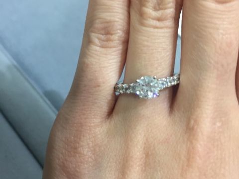 【宝寿堂(ほうじゅどう)の口コミ】 ブランドの指輪にするか、ダイヤのカラットにこだわるかで悩みました。ダ…